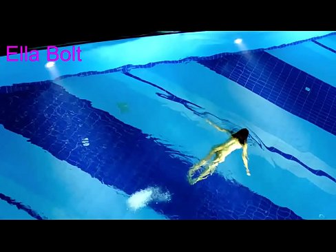 ❤️ Non podo deixar de mirar, unha moza loira que é sorprendida nadando espida na piscina do resort ELLA BOLT ❤ Porno en % gl.porno24-7.ru % ❌️